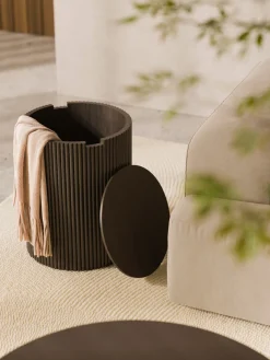 Mesa auxiliar redonda de madera Nele, con espacio de almacenamiento