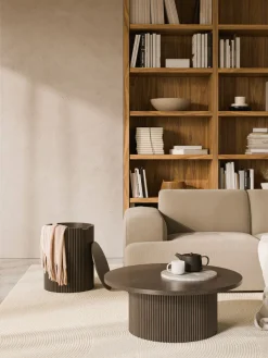 Mesa auxiliar redonda de madera Nele, con espacio de almacenamiento