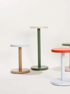 Mesa auxiliar redonda de metal Trisse