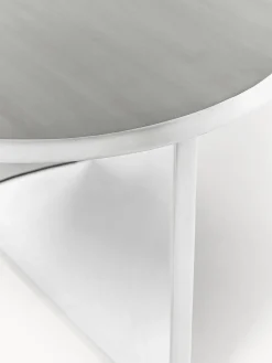 Mesa baja ovalada de metal Leander