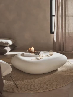 Mesa de centro baja en forma orgánica Pietra