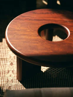 Mesa de centro redonda artesanal de madera de mango Conversation