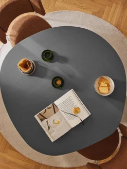 Mesa de comedor en forma orgánica Sahra, tamaños diferentes