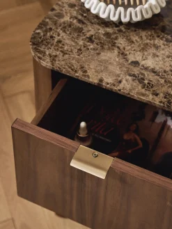 Mesita de noche de madera con tablero de mármol Zumi