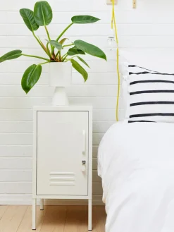 Mesita de noche de metal The Shorty, apertura de puerta izquierda o derecha