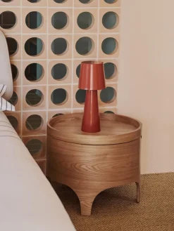 Mesita de noche redonda de madera de eucalipto con espacio de almacenamiento Octavia