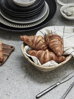 Panera artesanal de ratán Conical