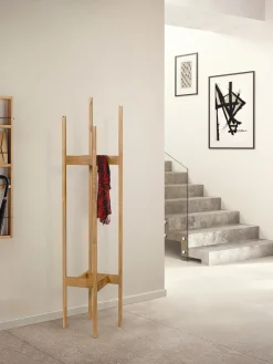 Perchero de pie de madera de roble Eigen