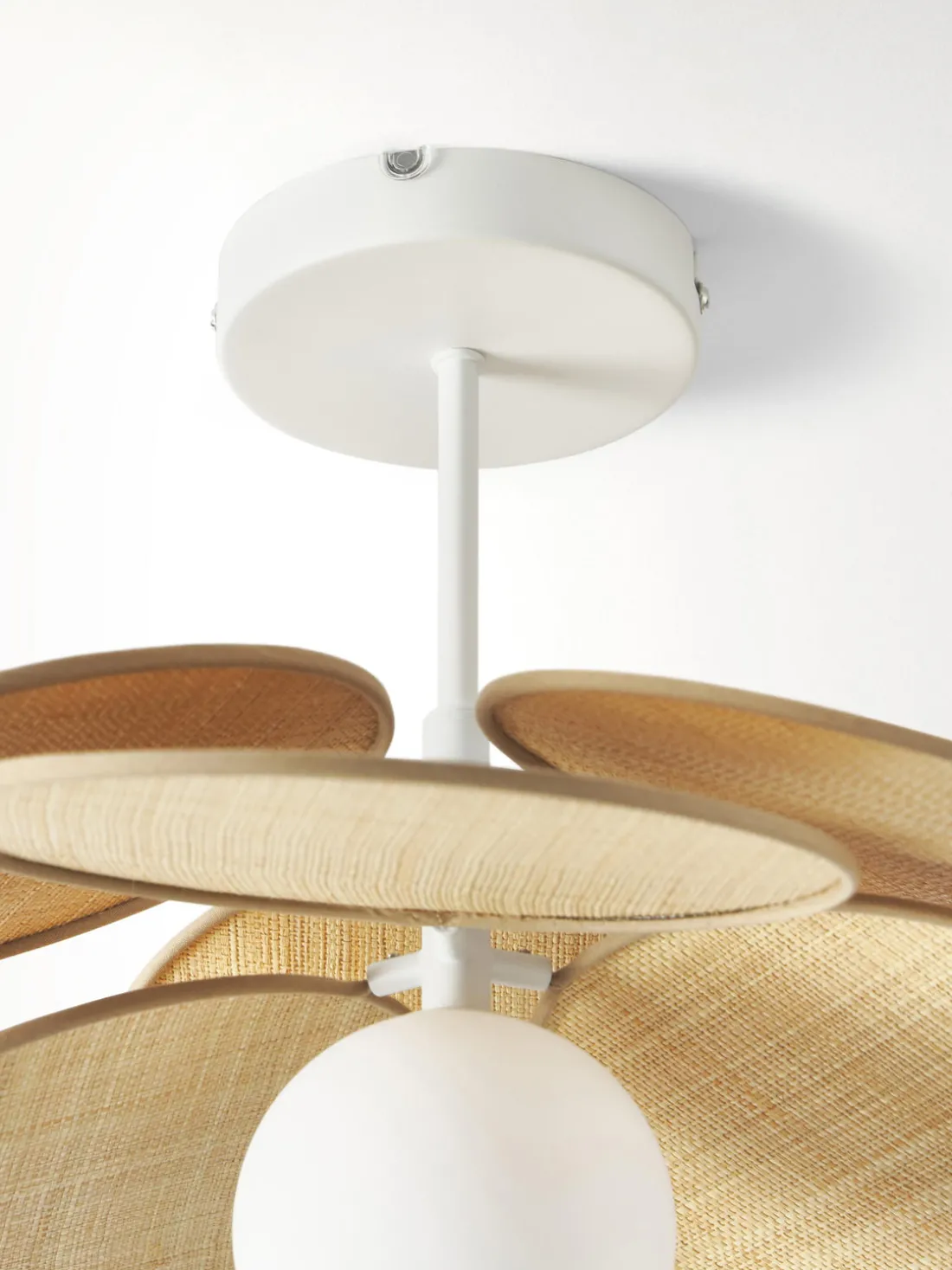 Plafón con adornos de fibras naturales Milani