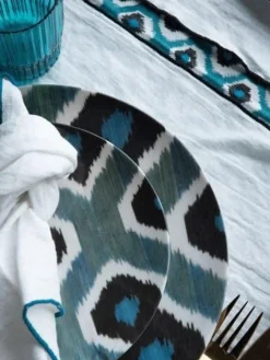Plato llano artesanal de porcelana Ikat