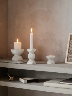 Portavelas de porcelana con relieves Tura