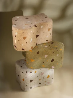 Puf infantil artesanal en tejido bouclé Cloud