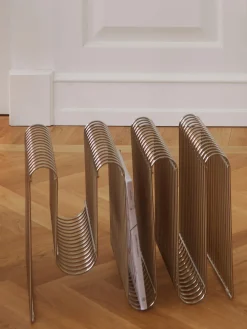 Revistero de metal Curva