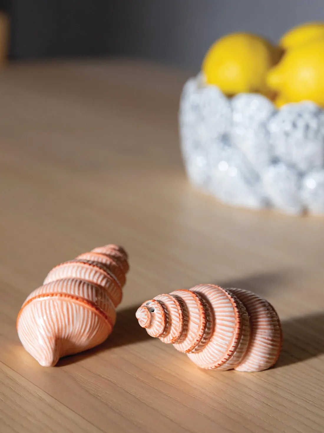 Salero y pimentero artesanales de dolomita Shell, 2 uds.