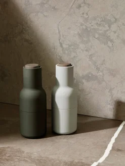 Salero y pimentero con tapa de nogal Bottle Grinder, 2 uds.