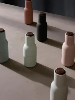 Salero y pimentero con tapa de nogal Bottle Grinder, 2 uds.