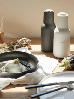 Salero y pimentero de diseño con tapa de acero inoxidable Bottle Grinder, 2 uds.