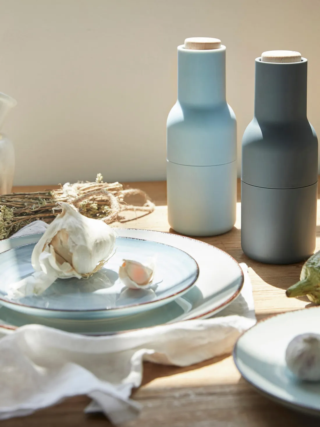 Salero y pimentero de diseño con tapa de haya Bottle Grinder, 2 uds.