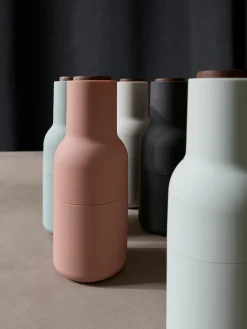 Salero y pimentero de diseño con tapa de haya Bottle Grinder, 2 uds.