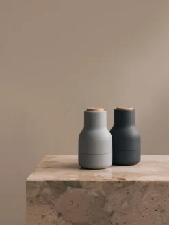 Salero y pimentero pequeños de diseño con tapa de haya Bottle Grinder, 2 uds.