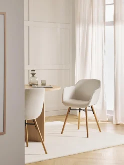 Silla con asiento estrecho y reposabrazos Fiji