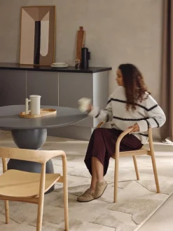 Silla con reposabrazos de madera de fresno Camille