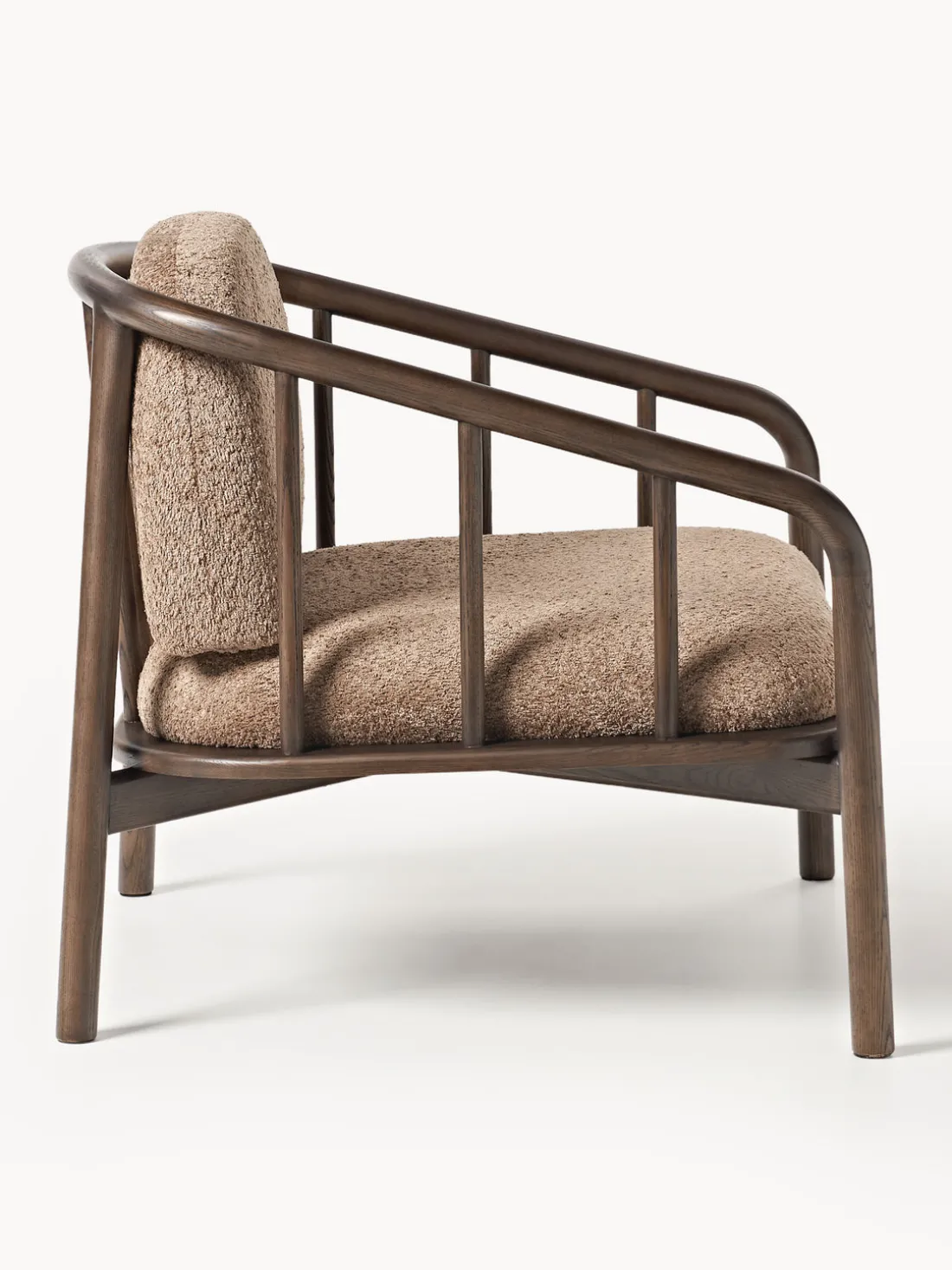 Sillón de madera de fresno con tapizado de borreguillo Balin