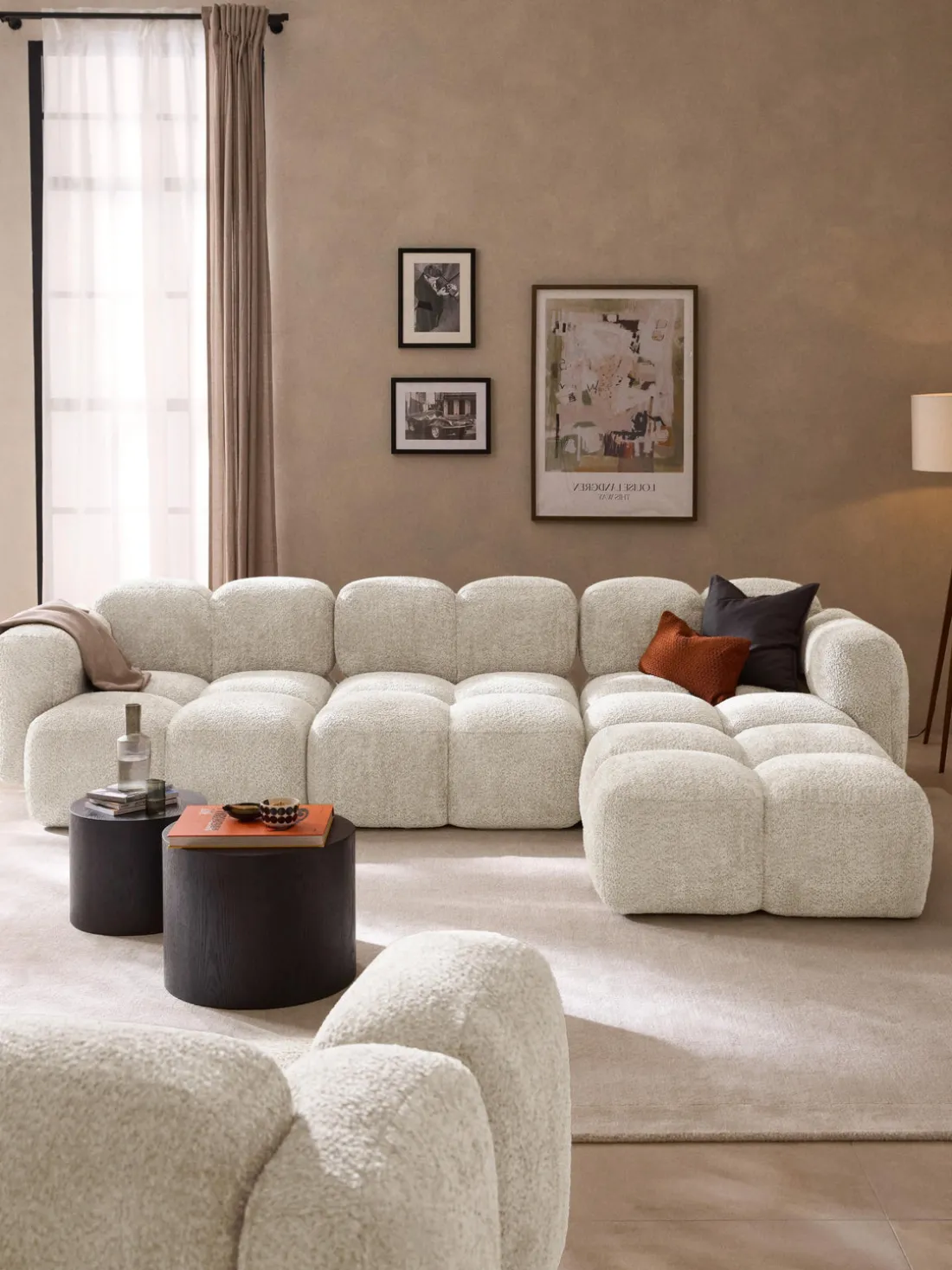 Sofá modular de borreguillo bouclé con reposapiés Tayla (4 plazas)