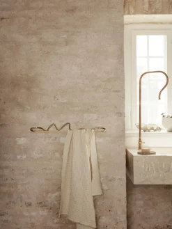 Toallero de pared artesanal de metal Curvature