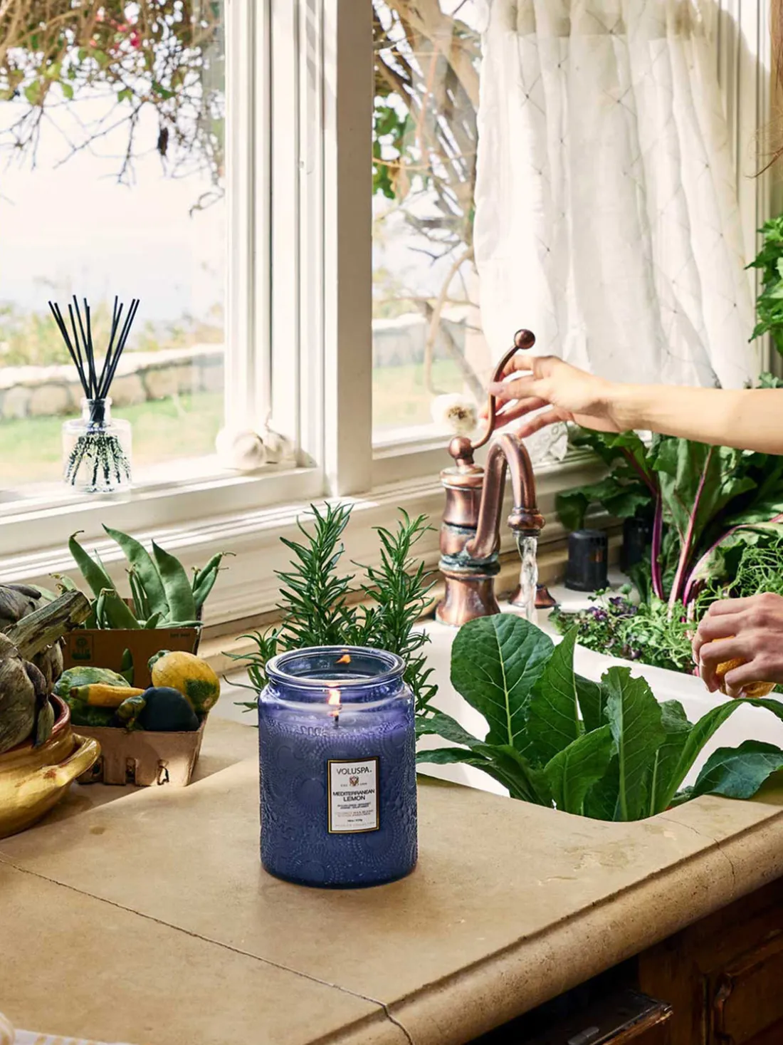 Vela perfumada artesanal Mediterranean Lemon (limón, bergamota, jazmín y ámbar solar)