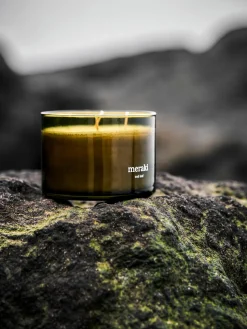 Vela perfumada de tres mechas Oud Leaf (rosa, madera de cedro, jazmín, iris y lirio de los valles)