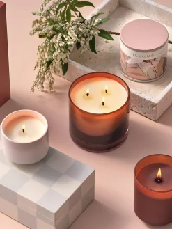 Vela perfumada de tres mechas Statement (almizcle de cachemira, hoja de tabaco y naranja)