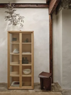 Vitrina con vidrio acanalado Reed