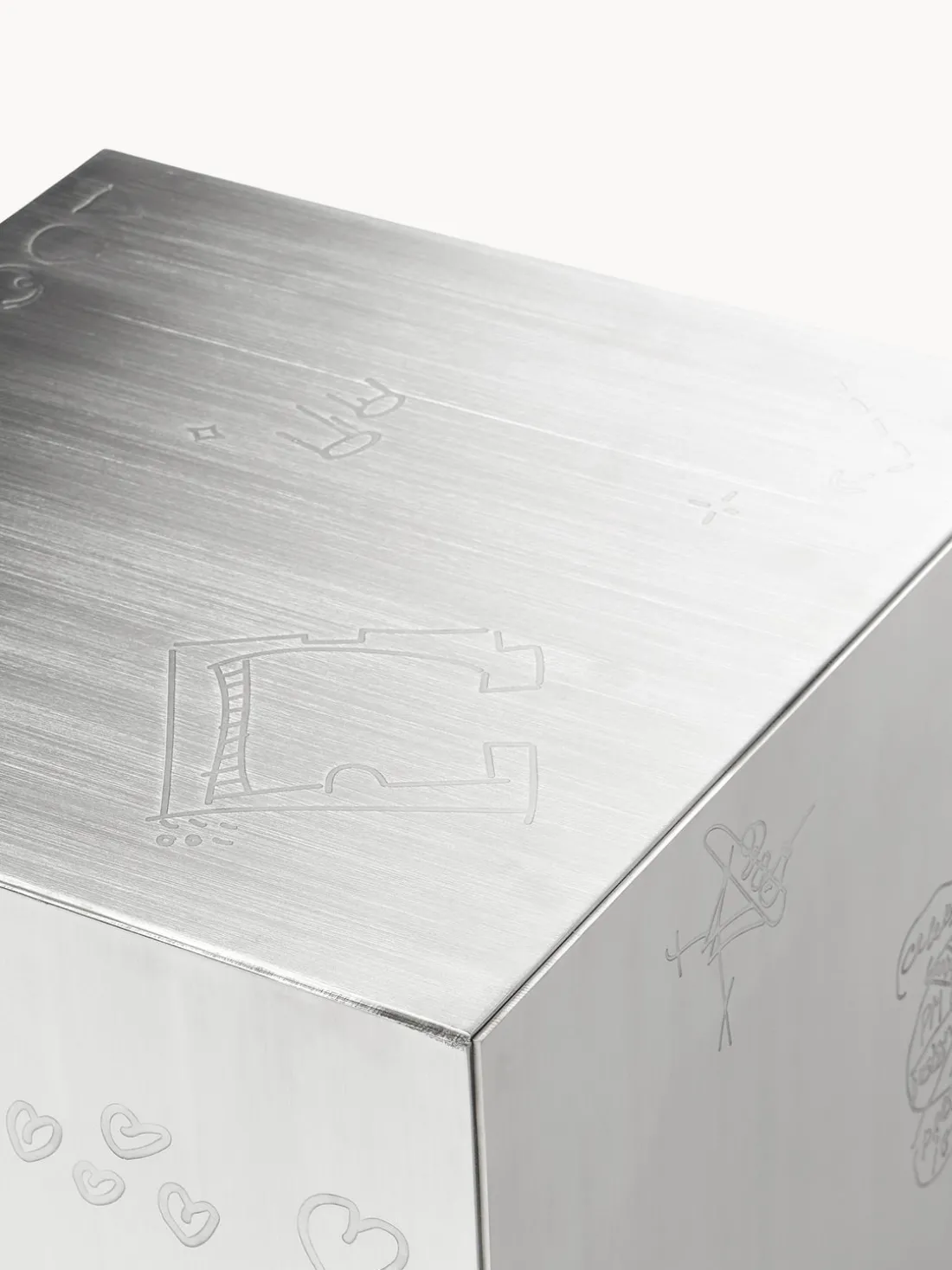 Westwing | Crosby Studios, mesa auxiliar de metal Basse